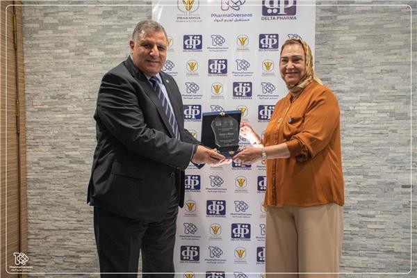 PharmaOverseas representatives exchanging an award with a pharmaceutical partner